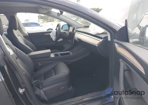 2024 Tesla Model Y Long Range Dual Motor All-Wheel Drive/Rwd z USA, uszkodzony, nr VIN 7SAYGDED5RF160751